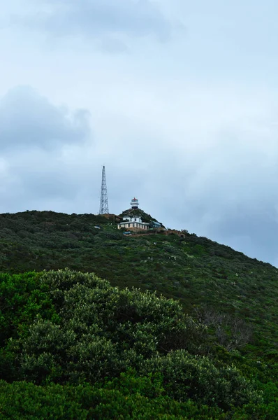 Table Mountain National Park, Sudáfrica: vista del antiguo faro de Cape Point, construido sobre el promontorio verde de Cape Point a finales de la década de 1850 y cerrado después del hundimiento de Lusitania en 1911 — Foto de Stock
