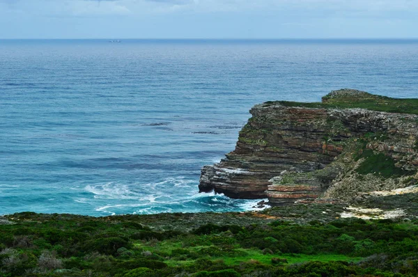 Tablo Mountain National Park, Güney Afrika: cliff ve Cape of Good Hope, Portekizli kaşif Bartolomeu Dias, Cape noktasından görülme tarafından 1488 yılında Yarımadası yuvarlak pelerin Atlantic coast üzerinde kayalık headland beach — Stok fotoğraf