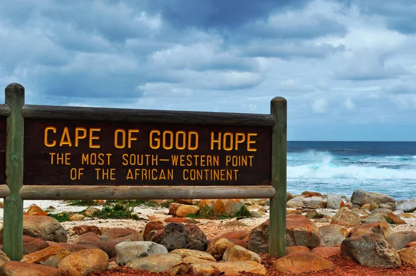 Sudáfrica, Parque Nacional de la Montaña de la Mesa: signo del Cabo de Buena Esperanza, promontorio rocoso en la costa atlántica de la península del Cabo redondeado en 1488 por el explorador portugués Bartolomeu Dias, símbolo mundial de la superación de las dificultades — Foto de Stock