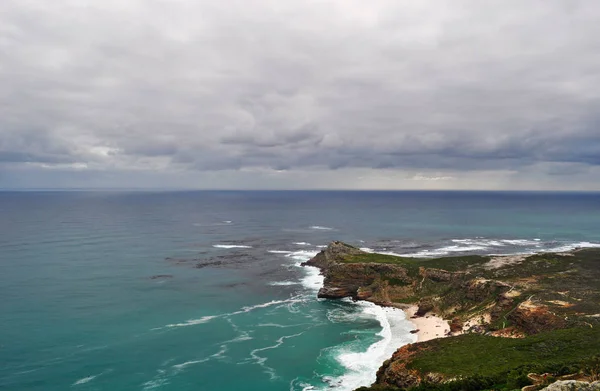 Tablo Mountain National Park, Güney Afrika: cliff ve Cape of Good Hope, Portekizli kaşif Bartolomeu Dias, Cape noktasından görülme tarafından 1488 yılında Yarımadası yuvarlak pelerin Atlantic coast üzerinde kayalık headland beach — Stok fotoğraf