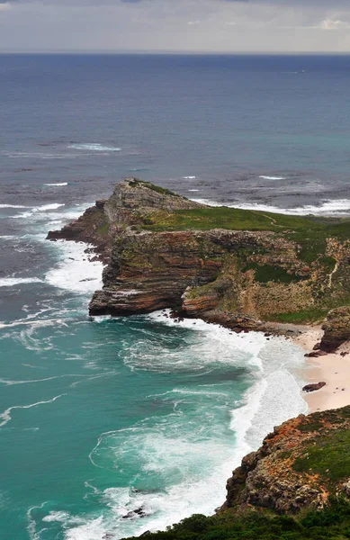 南非桌山国家公园: 好望角的悬崖和海滩, 在海普半岛大西洋沿岸的岩石高地, 1488年由葡萄牙探险家 bartolomeu dias 环绕, 从开普敦看到 — 图库照片