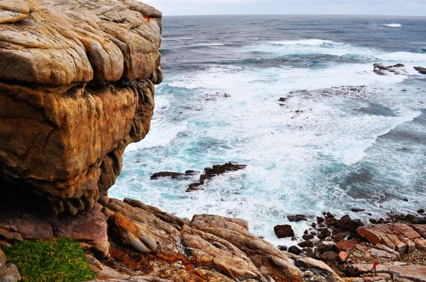 África do Sul: tempo tempestuoso no último penhasco do Cabo da Boa Esperança, promontório rochoso na costa atlântica da Península do Cabo arredondado em 1488 pelo explorador português Bartolomeu Dias, símbolo mundial da superação das dificuldades — Fotografia de Stock