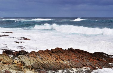 Güney Afrika: Cape of Good Hope, Portekizli kaşif Bartolomeu Dias, zorlukların üstesinden dünya çapında bir simge tarafından 1488 yılında Yarımadası yuvarlak pelerin Atlantic coast üzerinde ünlü kayalık burun, kayalık plaj havadan görünümü