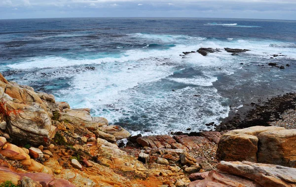 South Africa: stormy weather at the last cliff of the Cape of Good Hope, rocky headland on the Atlantic coast of Cape Peninsula rounded in 1488 by the Portuguese explorer Bartolomeu Dias, a worldwide symbol of overcoming the difficulties — 图库照片
