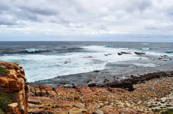 Sudáfrica: clima tormentoso en el último acantilado del Cabo de Buena Esperanza, promontorio rocoso en la costa atlántica de la península del Cabo redondeado en 1488 por el explorador portugués Bartolomeu Dias, símbolo mundial de la superación de las dificultades — Foto de Stock