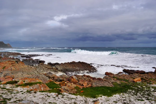 África do Sul: vista aérea da praia rochosa no Cabo da Boa Esperança, famoso promontório rochoso na costa atlântica da Península do Cabo, arredondado em 1488 pelo explorador português Bartolomeu Dias, símbolo mundial da superação das dificuldades — Fotografia de Stock