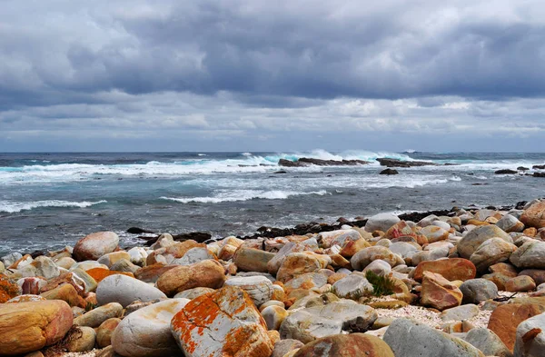 南アフリカ共和国: 喜望峰 1488 年、ポルトガルの探検家バーソロミュー ・ ディアスが、困難を克服するための世界的なシンボルに丸みを帯びた半島岬の大西洋海岸に有名な岩の多い岬で岩のビーチ全景 — ストック写真