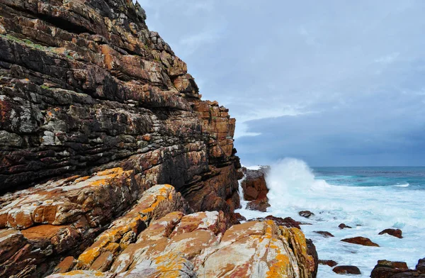 1488 年、ポルトガルの探検家バーソロミュー ・ ディアスが、困難を克服するための世界的なシンボルに丸みを帯びた南アフリカ共和国: 荒天の喜望峰の最後の崖で、ケープ半島の大西洋の海岸の岩が多い岬 — ストック写真