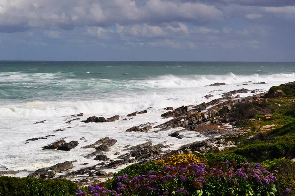 Южная Африка: штормовая погода на скалистом пляже Херманус, город вдоль Садового пути, на южном побережье провинции Западный Кейп, известный южным правым китом смотреть — стоковое фото