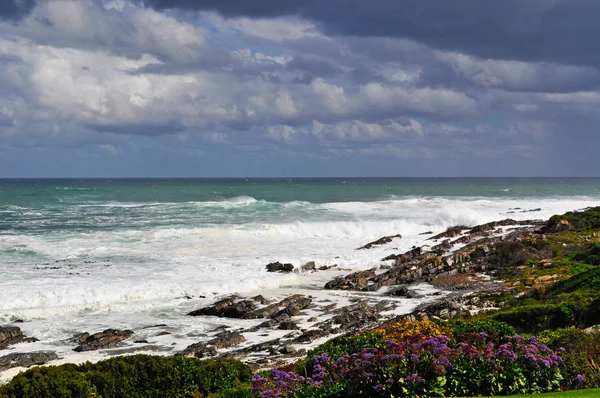 South Africa: stormy weather on the rocky beach of Hermanus, a town along the Garden Route, on the southern coast of the Western Cape province, famous for the southern right whale watching — 图库照片