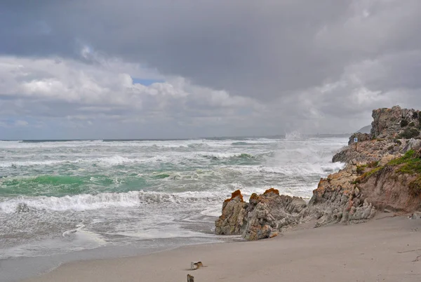 Afrique du Sud : temps orageux sur la plage d'Hermanus, une ville le long de la Garden Route, sur la côte sud de la province du Cap-Occidental, célèbre pour l'observation des baleines noires du sud — Photo