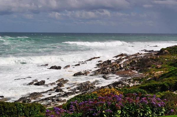 Güney Afrika: davranırken görmek fırtınayı Hermanus, Güney sahilinde, Batı Cape province, Güney balina izlemek için ünlü Bahçe yol boyunca bir kasaba kayalık plaj — Stok fotoğraf