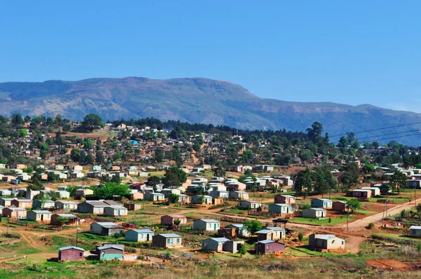 Zuid-Afrika: luchtfoto van Sabie, een bosbouw stadje aan de oevers van de rivier Sabie in Mpumalanga wiens naam afgeleid van het woord Tsonga Shangaan Ulusaba angstig waardoor — Stockfoto