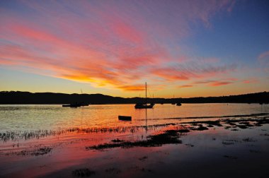 Knysna, Güney Afrika: yelkenli ve liman Thesen Adası, bir çok ödül kazanan marina geliştirmede Knysna Haliç, şehrin ünlü Bahçe rota boyunca nefes kesen bir günbatımı