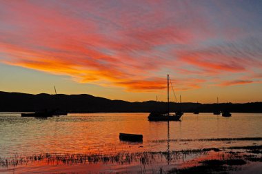 Knysna, Güney Afrika: yelkenli ve liman Thesen Adası, bir çok ödül kazanan marina geliştirmede Knysna Haliç, şehrin ünlü Bahçe rota boyunca nefes kesen bir günbatımı