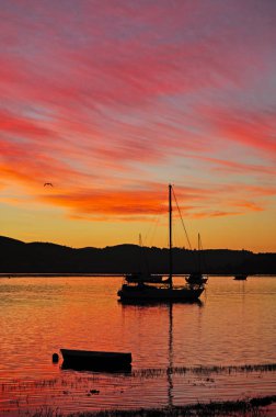 Knysna, Güney Afrika: yelkenli ve liman Thesen Adası, bir çok ödül kazanan marina geliştirmede Knysna Haliç, şehrin ünlü Bahçe rota boyunca nefes kesen bir günbatımı
