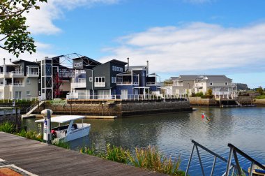 Güney Afrika: silüeti manzaralı evler stilts, Thesen Adası, doğal Knysna Haliç, şehrin ünlü Bahçe yol boyunca yer alan bir çok ödül kazanan marina geliştirme üzerine inşa