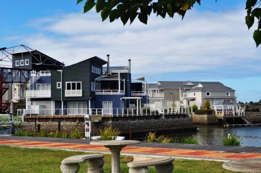 Güney Afrika: silüeti manzaralı evler stilts, Thesen Adası, doğal Knysna Haliç, şehrin ünlü Bahçe yol boyunca yer alan bir çok ödül kazanan marina geliştirme üzerine inşa