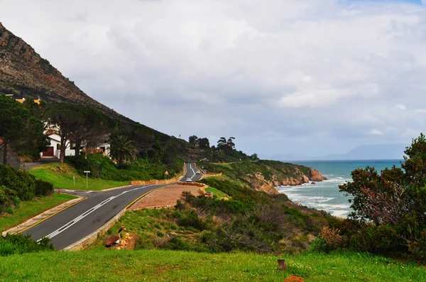 Sudáfrica: vista aérea del impresionante paisaje y el océano Atlántico que se ve a lo largo de la famosa N2, la ruta del jardín de 300 kilómetros de largo, un tramo de vegetación verde de la costa sureste desde el Cabo Occidental hasta el Cabo Oriental — Foto de Stock