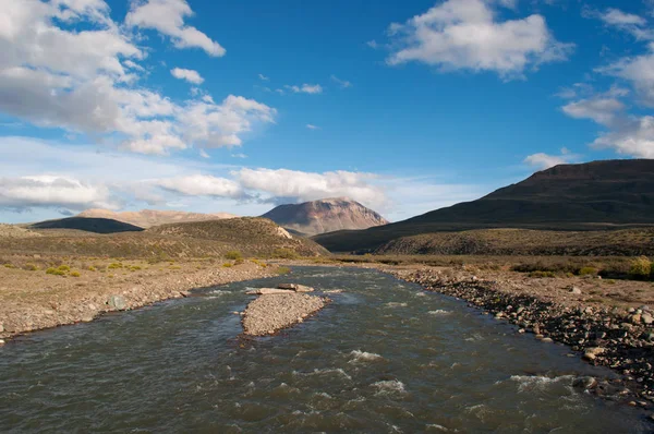 Argentina: stream v krásné přírodě Patagonie poblíž El Calafate — Stock fotografie