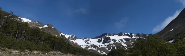 Argentinien: Blick auf die schneebedeckten Gipfel des Martial, der Gebirgskette von Uhuaia — Stockfoto