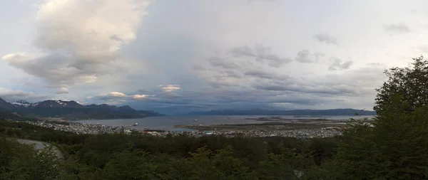 Argentina: la impresionante vista de la amplia bahía de Ushuaia con el Canal Beagle — Foto de Stock