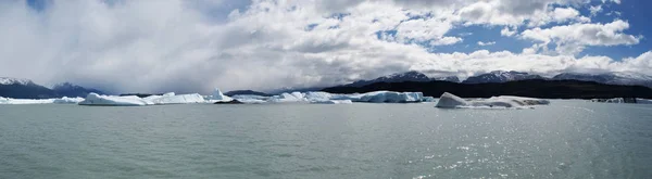 Patagonia, Argentyna: pływające góry lodowe i krystalicznie czysta woda w jeziorze Argentino — Zdjęcie stockowe