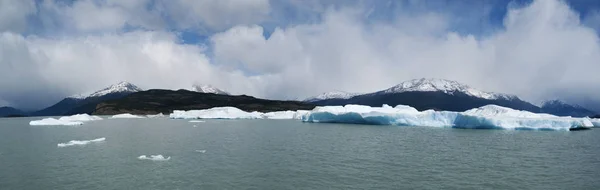 Patagóniában, Argentína: úszó jéghegyek, és a kristálytiszta víz az Argentino-tóhoz tartozó — Stock Fotó