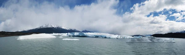 Patagonia, Arjantin: yüzer icebergs ve Lago Argentino gölünün içinde kristal berraklığında su — Stok fotoğraf