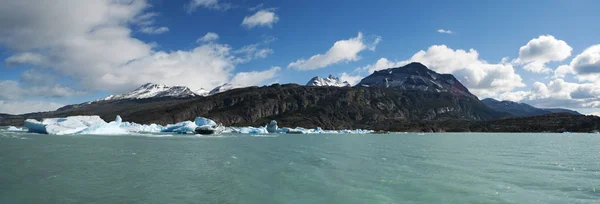 Patagonie, Argentine : icebergs flottants et eaux cristallines dans le lac Argentino — Photo