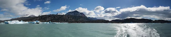 パタゴニア、アルゼンチン: 氷山とアルヘンティーノ湖の透明な水に浮かんでいます。 — ストック写真