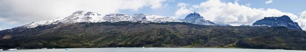 Patagonia: el paisaje montañoso y los picos nevados vistos desde el Lago Argentino — Foto de Stock