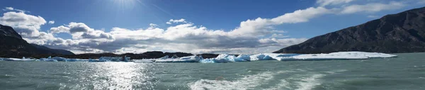 Patagóniában, Argentína: úszó jéghegyek, és a kristálytiszta víz az Argentino-tóhoz tartozó — Stock Fotó