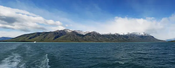 Patagónia: egy hajó a vízben az Argentino-tóhoz tartozó — Stock Fotó