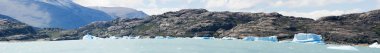 Patagonya: yüzer icebergs ve dağ manzarası Lago Argentino gölünün içinde