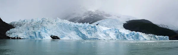 Patagóniában, Argentína: az első az Argentino-tóhoz tartozó a Spegazzini-gleccser — Stock Fotó