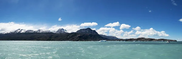 Patagonia: flytande isberg, skepp och kristallklara vattnet i sjön Argentino — Stockfoto