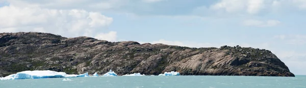 Patagonia: iceberg galleggianti e paesaggio montano nel Lago Argentino — Foto Stock