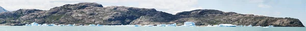 Patagonya: yüzer icebergs ve dağ manzarası Lago Argentino gölünün içinde — Stok fotoğraf