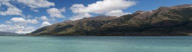 Patagonya: dağ manzarası ve Lago Argentino gölünün içinde kristal berraklığında su