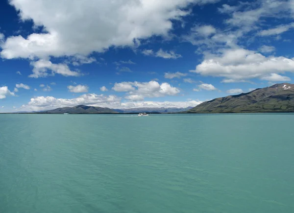 Патагония: корабль и айсберг в кристально чистой воде озера Аргентино — стоковое фото