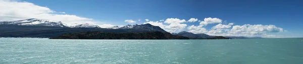 Patagonya: dağ manzarası ve Lago Argentino gölünün içinde kristal berraklığında su — Stok fotoğraf