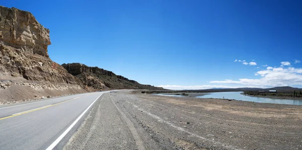 Argentina: un camino en el paisaje sin límites de la Patagonia — Foto de Stock