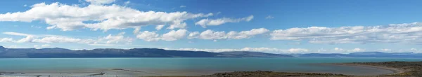 Argentinië, 21/11/2010: weergave van het licht blauwe water van de Lake Argentino — Stockfoto