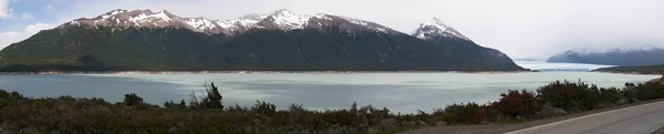 Argentina: una carretera, el paisaje montañoso y el Glaciar Perito Moreno en el Parque Nacional Los Glaciares — Foto de Stock