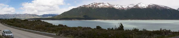 Argentína: egy autó, és a hegyi tájra a Los Glaciares Nemzeti Park — Stock Fotó