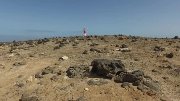 Fuerteventura, Kanarieöarna: utsikt över fyren Toston, nära den fiskebyn El Cotillo, 3 September 2016 — Stockvideo