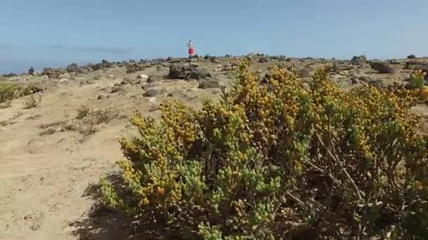 Fuerteventura, Kanarieöarna: utsikt över fyren Toston, nära den fiskebyn El Cotillo, 3 September 2016 — Stockvideo