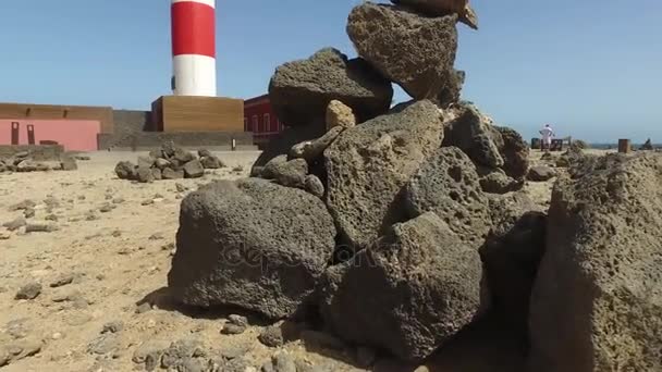 : Fuerteventura Canarische eilanden weergave van de Toston vuurtoren, in de buurt van de visserij dorp van El Cotillo, 3 September 2016 — Stockvideo