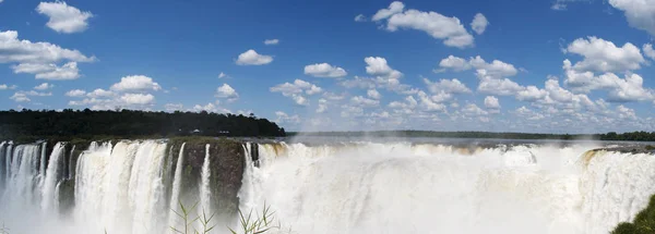 Iguazu, Argentinië: luchtfoto van het spectaculaire Garganta del Diablo, the Devil's keel, de meest indrukwekkende kloof van de Iguazu Falls, een van de belangrijkste toeristische trekpleisters van Latijns-Amerika op de grens tussen Argentinië en Brazilië — Stockfoto
